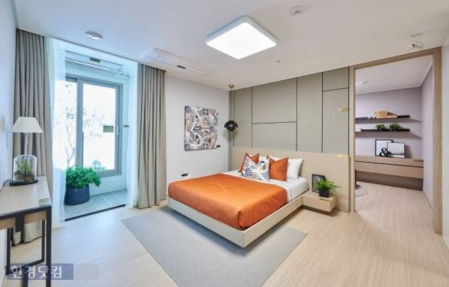 '과천 푸르지오 써밋'의 모델하우스에 전시된 전용 84㎡C1 안방. 안방 안쪽으로 알파룸이 하나더 있다. 부부만의 공간 혹은 취미공간으로 활용할 수 있다. (자료 대우건설)