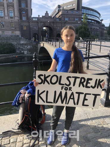 그레타 툰베리가 지난 12일 스웨덴 스톡홀름 국회의사당 앞을 찾아 ‘기후를 위한 등교 거부’ 팻말을 들고 1인 시위를 했다. 툰베리는 작년 8월부터 매주 금요일에 등교를 거부하고 온난화 등 기후변화에 대한 대책을 촉구하는 1인 시위를 했다. 툰베리는 “청소년들이 학교에 가야하는 것은 맞다. 하지만 기후변화의 파괴적인 영향을 적극적으로 막는 노력들이 없다면 교육은 아무 소용이 없다”며 “당신들은 자녀를 사랑한다고 말하지만 오히려 지금 그들의 미래를 훔치고 있다”고 호소했다.[사진=그레타 툰베리 트위터 @GretaThunberg]
