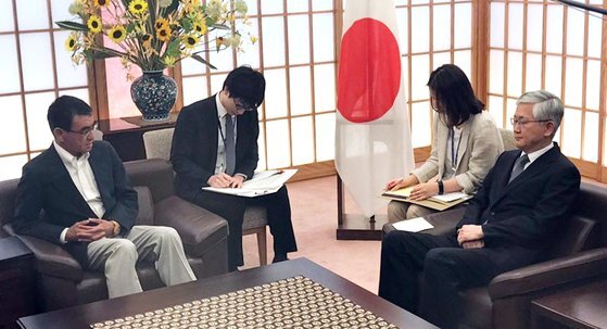 19일 일본 외무성에 초치된 남관표 주일한국대사가 고노 외상과 대화를 하고 있다. [연합뉴스]