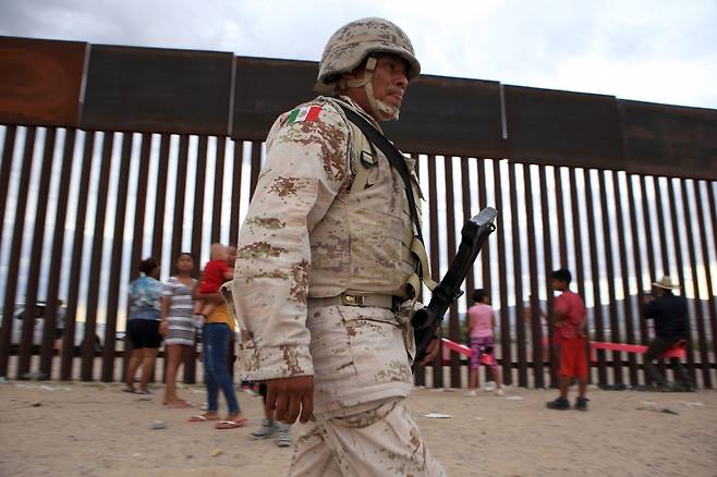 멕시코 군인이 분홍색 시소가 설치된 시우다드후아레스 국경을 지나가고 있다. /사진=AFP