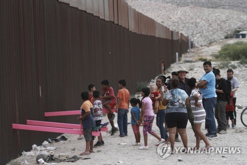 멕시코와 미국 국경 가로지른 '시소' [AP=연합뉴스]