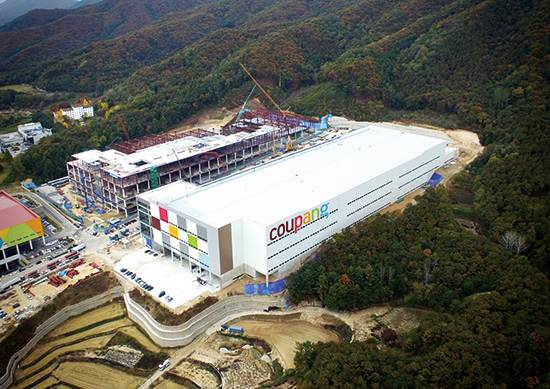 쿠팡 물류센터는 출고 담당 직원 동선을 최소화할 수 있도록 제품 보관 위치를 정할 때 데이터를 활용한다. <쿠팡 제공>