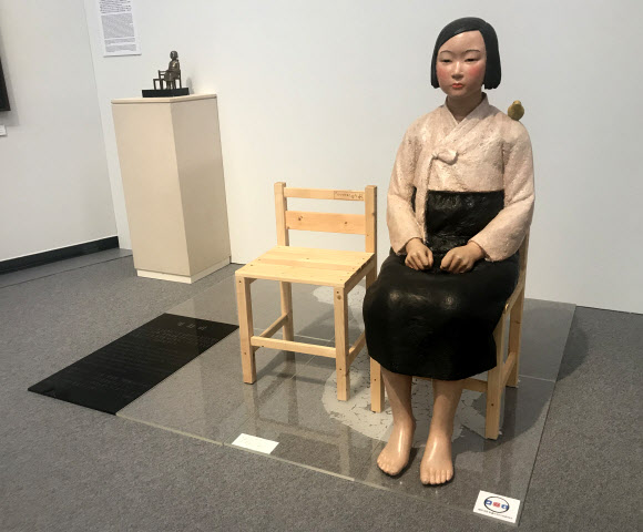 일본 최대 규모의 국제예술제인 ‘아이치 트리엔날레 2019’의 공식 개막을 하루 앞둔 31일 일본군 위안부 피해자들을 상징하는 ‘평화의 소녀상’이 아이치현 나고야시 아이치예술문화센터에 전시돼 있다.나고야 연합뉴스