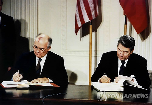 1987년 '중거리핵전력 조약'에 서명하는 미·소 정상 (워싱턴 로이터=연합뉴스) 지난 1987년 12월 8일(현지시간) 미국 백악관에서 당시 로널드 레이건(오른쪽) 미국 대통령과 미하일 고르바초프 소련(현 러시아) 공산당 서기장이 중거리핵전력(INF) 조약에 서명하고 있다. 미국이 2일 INF 조약에서 공식 탈퇴한 데 이어 러시아도 이날 이 조약의 공식 폐기를 선언했다. leekm@yna.co.kr