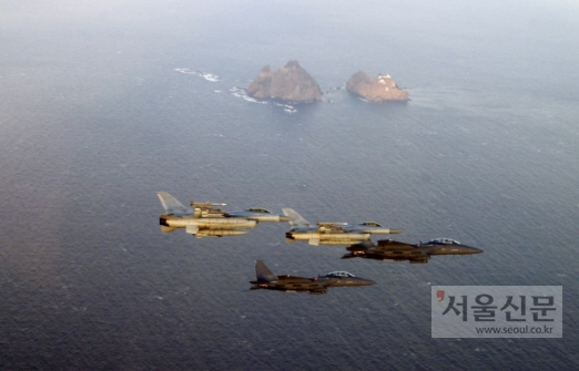 지난 23일 러시아·중국 군용기가 한국방공식별구역을 침범하고 러시아 조기경보통제기가 독도 인근 영공을 침입하자 우리 공군은 F15K와 KF16을 출격시켜 경고 사격을 하는 등 강력 대응했다. 사진은 지난 1월 김성일 공군참모총장이 이끄는 F15K, KF16 전투기 편대가 독도 상공을 날고 있는 모습.정연호 기자 tpgod@seoul.co.kr
