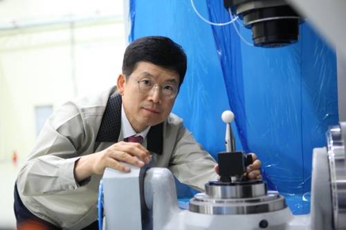"장비 국산화, 수출규제 장벽 넘어라" (천안=연합뉴스) 이은중 기자 = 김진일 코론 대표가 5일 천안 본사 공장에서 자체 기술력으로 생산한 초정밀 가공기 상태를 점검하고 있다. 2019. 8. 5
