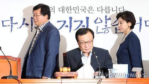 최고위원회의 참석하는 설훈 (서울=연합뉴스) 하사헌 기자 = 더불어민주당 설훈 최고위원이 5일 오전 국회에서 열린 최고위원회의에 참석하고 있다. 설훈 최고위원은 이날 회의에서"정부는 당장 한일군사정보보호협정(지소미아·GSOMIA)을 파기하길 주문한다"고 밝혔다. 2019.8.5 toadboy@yna.co.kr