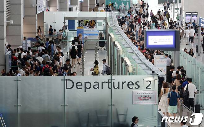 여름 휴가철을 맞아 붐비는 모습의 인천국제공항 출국장 모습(뉴스1DB)/뉴스1 © News1