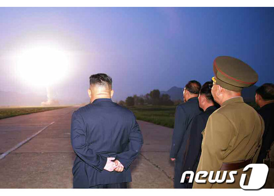 북한 노동당 기관지 노동신문이 7일 공개한 단거리 탄도 미사일의 발사 장면. 신문은 이 미사일이 '서부 작전 비행장'에서 발사됐다고 전했다.(노동신문) 2019.08.07.© 뉴스1