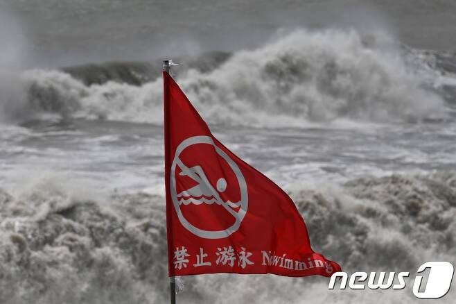 9호 태풍 '레끼마'가 대만을 강타한 지난 8일 대만 북동부 이란현 쑤아오시에 있는 해변 옆에 풍랑을 경고하는 깃발이 세워져 있다. © AFP=뉴스1