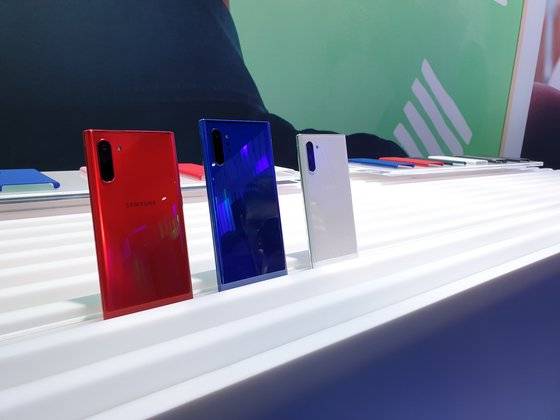 왼쪽부터 국내에서 KT 전용 노트10 아우라 레드, SKT 전용 노트10+ 아우라 블루, 국내 미출시 모델인 노트10 아우라 화이트. 뉴욕=김정민 기자