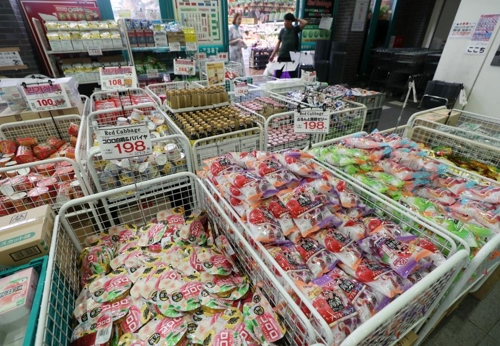 8일 저녁 이즈하라 쇼핑몰에 평소 한국인들이 많이 구매하던 제품이 쌓여 있다. [손형주 기자]