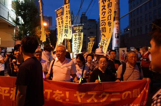 도쿄 촛불행동을 지지하는 참가자들이 거리 행진을 하고 있다.