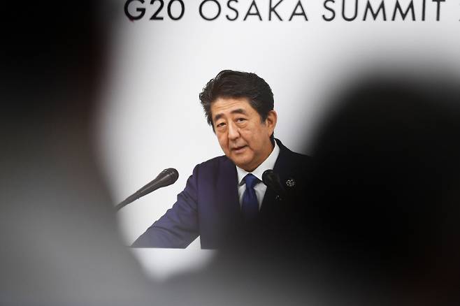 △아베 신조 일본 총리가 6월 29일 오사카에서 열린 주요 20개국·지역(G20)회의에서 발언하고 있다. [사진=afp제공]