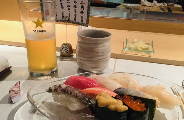 한국인이 일본 현지 관광 때 즐겨 먹는 스시에 삿포로 맥주를 곁들인 식사 풍경. 사진=뉴스래빗