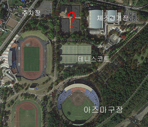 도쿄올림픽 야구경기가 열리는 아즈마 종합운동공원내 빨간색 물음표는 방사능 오염토를 쌓아놓은 곳이다. 후쿠시마 곳곳엔 이처럼 오염토가 산적되어 있다. 구글지도 캡쳐