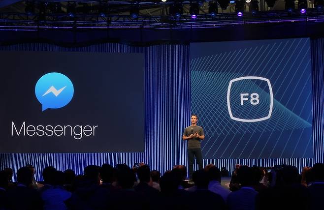 페이스북 창업자인 마크 저커버그 최고경영자가 2015년 미국 샌프란시스코에서 열린 F8 개발자 컨퍼런스에서 발언하고 있다. 위키미디어 코먼스