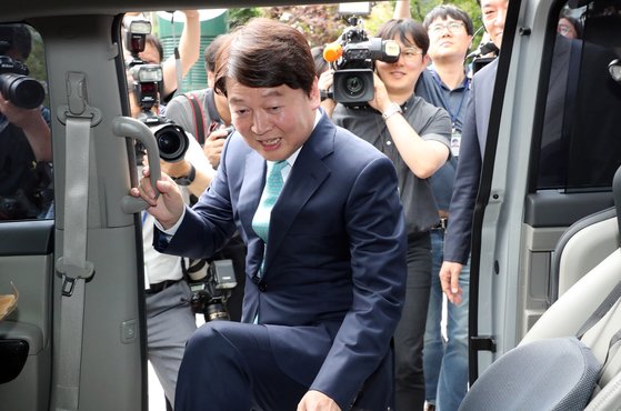 안철수 전 대표가 지난 해 7월 12일 서울 여의도 한 카페에서 기자간담회를 열고 "저는 오늘 정치 일선에서 물러나 성찰과 채움의 시간을 갖고자 한다"고 말했다. 안 전 대표가 기자회견 뒤 차를 타고 떠나고 있다.