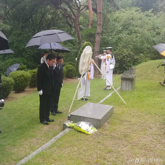 이낙연 국무총리가 15일 74주년 광복절을 맞아 서울 강북구 북한산국립공원에 있는 광복군 합동묘소 참배했다./사진=안재용 기자