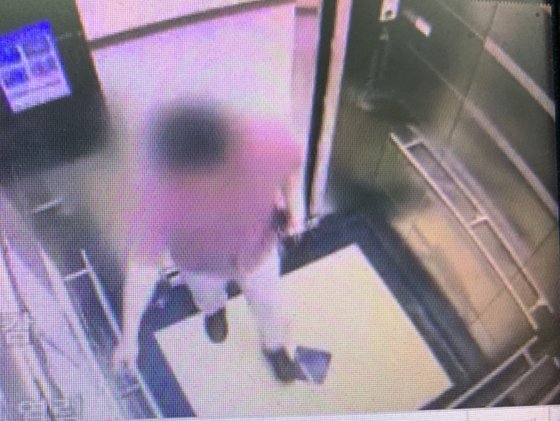 제주에서 종교 관계를 악용해 20대 여교사를 살해한 김모씨가 지난해 6월 범행 현장인 자신의 집으로 가기 위해 엘레베이터를 타고 있다. [사진 제주경찰청]