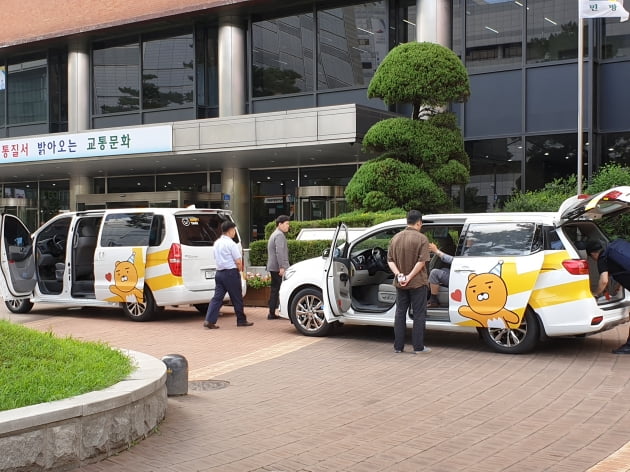 택시업계 관계자들이 카카오의 '라이언택시' 모델을 보고 있다. 김남영 기자 nykim@hankyung.com