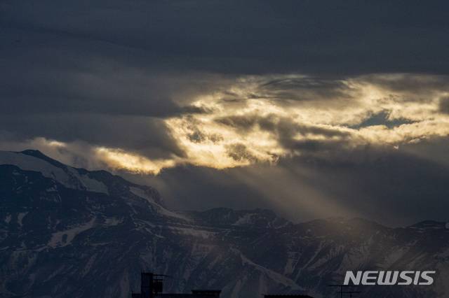【산티아고=AP/뉴시스】 16일(현지시간) AFP 통신은 기후변화로 적설량이 줄어들며 칠레 안데스 산맥에 위치한 스키장들이 인공으로 눈을 만드는 제설기를 활용하고 있다고 보도했다. 사진은 지난달 27일 칠레 산티아고의 안데스 산맥 풍경. 2019.8.16.