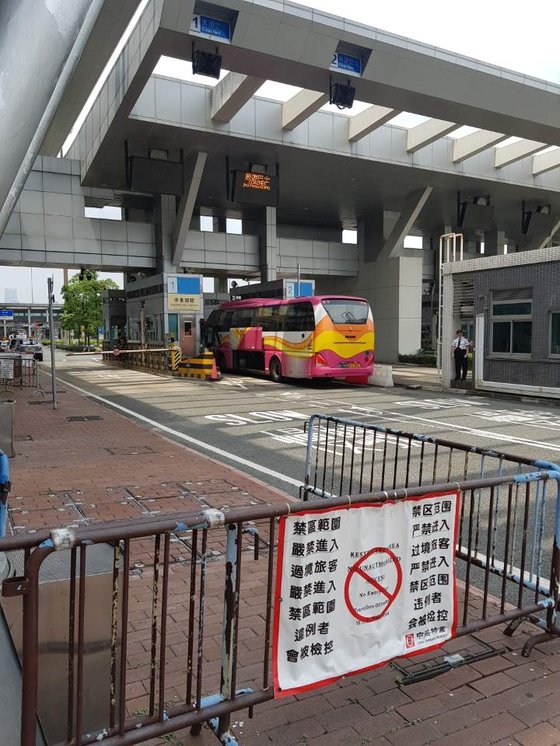 홍콩-중국 최접경지 선전만출입국사무소. 차량이 검문을 받고 있다. [박성훈 기자]