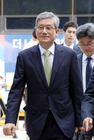 법정 향하는 고영한 전 대법관 - 사법행정권 남용 혐의로 기소된 고영한 전 대법관이 29일 오전 첫 공판이 열리는 서울중앙지법 법정으로 들어가고 있다. 2019.5.29 연합뉴스 법정 향하는 고영한 전 대법관 - 사법행정권 남용 혐의로 기소된 고영한 전 대법관이 29일 오전 첫 공판이 열리는 서울중앙지법 법정으로 들어가고 있다. 2019.5.29 연합뉴스