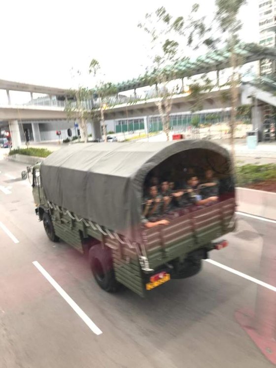 홍콩 주둔군 부대원들이 군용 차량을 타고 이동하고 있다. 목적지는 알 수 없다. [페이스북 캡쳐]