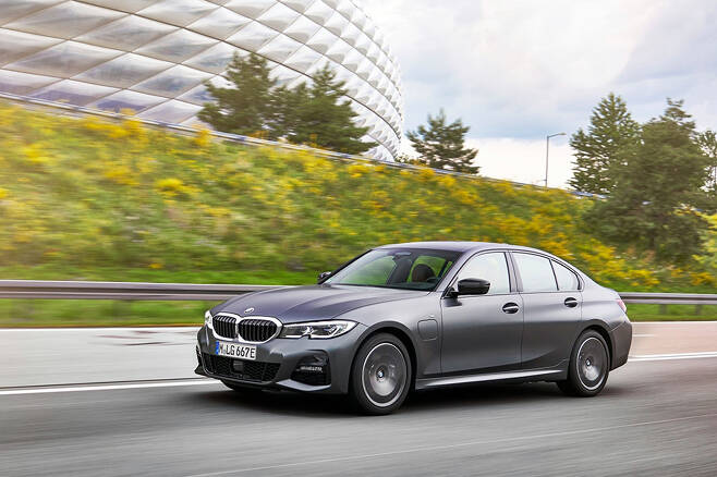 BMW가 우수한 성능과 기능을 더한 330e를 공개했다.