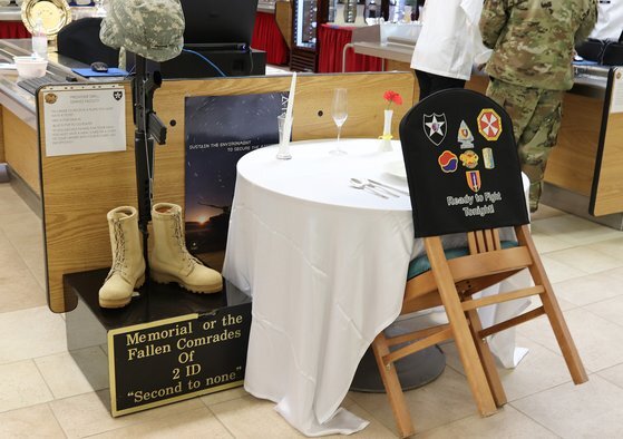 미군은 전사했거나 실종된 전우를 위한 자리를 별도 마련해 희생을 추모한다. 험프리스 병사 식당 계산대 앞에 마련된 자리. 박용한 연구위원