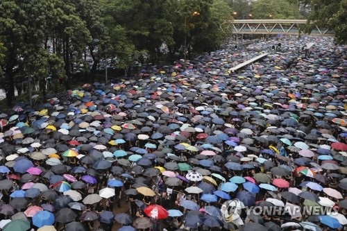 홍콩 빅토리아 공원의 끝없는 우산 행렬 (홍콩 AP=연합뉴스) 18일 홍콩 빅토리아 공원을 가득 메운 시민들이 우산을 받쳐든 채 '범죄인 인도 법안'(송환법) 반대 및 경찰의 강경 진압 규탄 시위를 벌이고 있다. leekm@yna.co.kr
