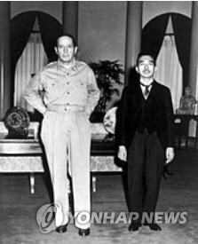 1945년 9월 27일 맥아더와 함께 포즈를 취한 히로히토 일왕 [일본 위키백과 캡처]