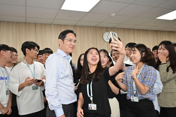 이재용 삼성전자 부회장이 20일 삼성 청년 소프트웨어 아카데미(SSAFY) 광주 교육센터를 방문해 소프트웨어 교육을 참관하고 교육생들을 격려했다. /삼성전자 제공