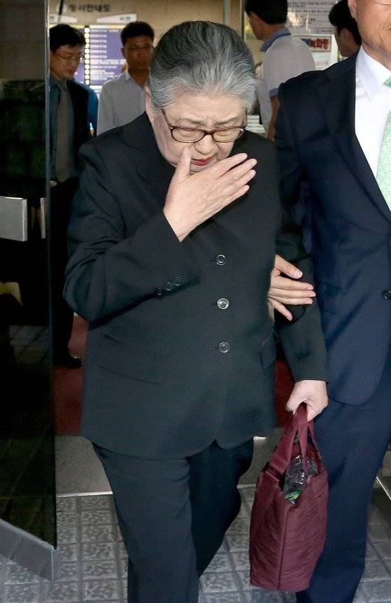 지난 2017년 9월 우병우 전 청와대 민정수석 장모인 김장자 삼남개발 회장이 서울중앙지방법원을 나서고 있다. 최승식 기자