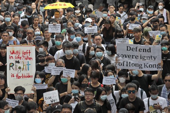 홍콩 시위대가 미국 영사관 앞에서 지지를 요청하는 집회를 열고 있다. [AP=연합뉴스]