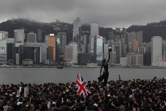 홍콩 시위대가 영국 국기를 들고 있다. [AP=연합뉴스]