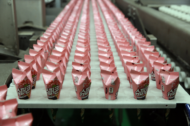 논산공장의 슈퍼콘 생산라인에서 딸기맛 슈퍼콘이 포장된 채로 이동하고 있다./사진제공=빙그레