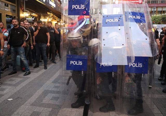 터키 정부가 친 쿠르드 성향의 야당소속 시장 3명을 해임한 가운데 20일(현지시간) 이스탄불에서 열린 친 쿠르드당 집회 중 경찰들이 시위자들과 충돌하고 있다. EPA 연합뉴스