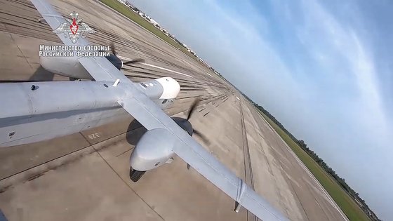 러시아 국방부가 20일 유튜브에 신형 드론 Altius-U 공격 및 정찰 무인 항공기의 첫 비행을 공개했다. [TASS=연합뉴스]