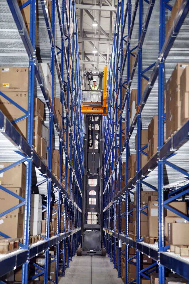 An automated forklift truck moves parts to an 11.5-meter-high storage shelf in a very narrow aisle. (Mercedes-Benz Korea)