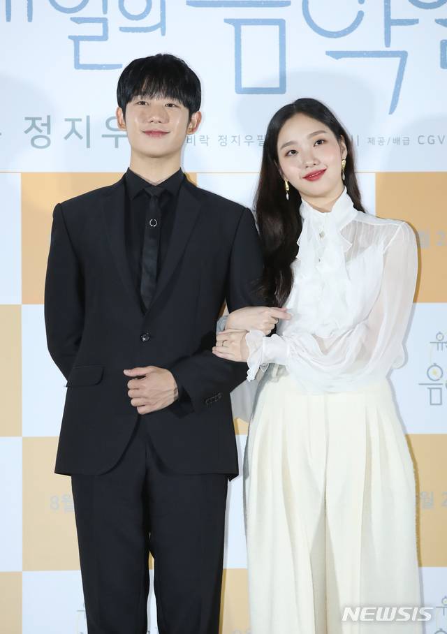 【서울=뉴시스】조수정 기자 = 배우 정해인, 김고은(오른쪽)이 영화 '유열의 음악앨범' 언론시사회가 열린 20일 오후 서울 이촌동 CGV용산아이파크몰에서 포즈를 취하고 있다. 영화 '유열의 음악앨범'은 28일 개봉한다. 2019.08.20. chocrystal@newsis.com