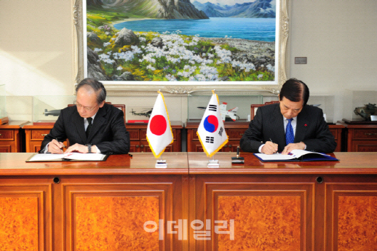 지난 2016년 11월 23일 한민구(왼쪽) 당시 국방부 장관과 나가미네 야스마사 주한 일본대사가 서울 국방부 청사에서 한일 군사비밀정보보호협정(GSOMIA)에 서명하고 있다. [사진=국방부 제공]