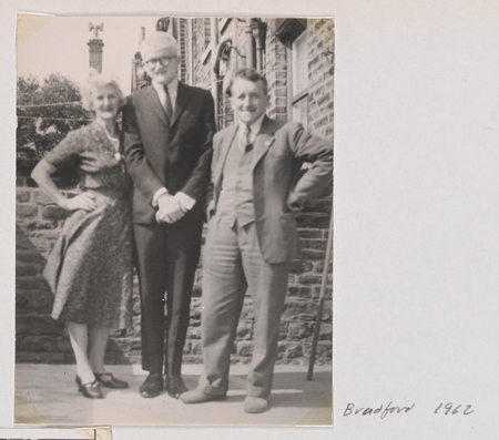 1962년 고향 브래드퍼드에서 부모와 함께