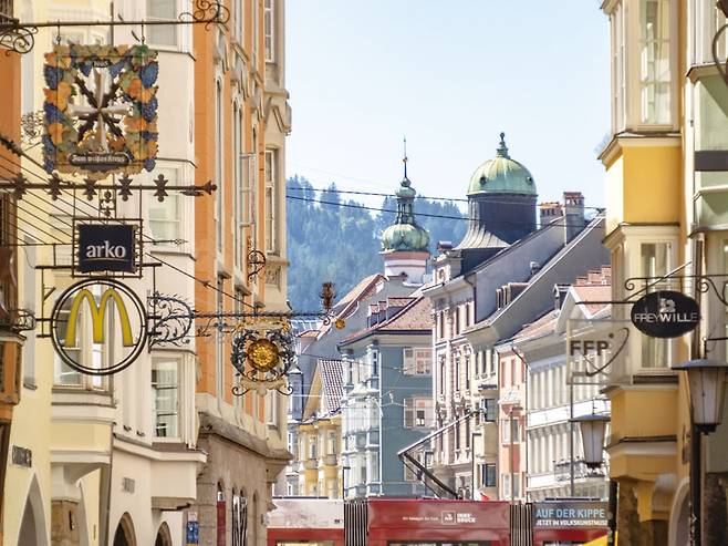 합스부르크 왕가의 역사와 전통이 느껴지는 인스부르크의 구시가지