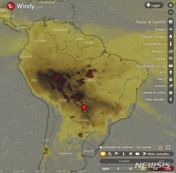 【서울=뉴시스】 22일 브라질의 대기질을 확인할 수 있는 위성사진. 아마존 열대우림이 위치한 브라질 북부와 볼리비아 국경 지대의 상공이 계속된 화재로 인해 상당히 오염된 모습이다. (사진=Windy.com 캡처) 2109.8.22. /사진=뉴시스