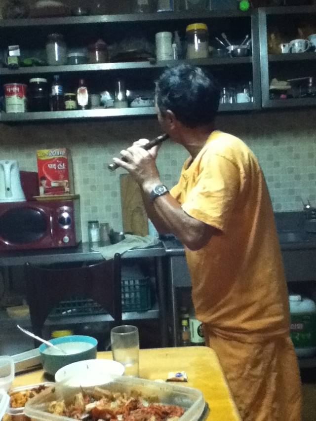 개농장에서 만난 박씨 아저씨. 어릴 적부터 피리 부는 걸 좋아했다는 그는, 어느 날 함께 술을 마시다 한껏 흥이 오르자 갑자기 여행가방을 뒤져 피리를 꺼내더니 너무나 멋지게 연주했다. 한승태 제공