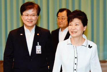 박근혜 전 대통령(오른쪽)과 최양희 전 미래창조과학부 장관. [청와대사진기자단]