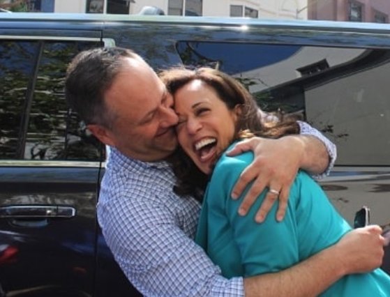 미 대선 후보인 해리스가 남편 더글라스 엠호프과 포옹하고 있다. 엠호프가 결혼기념일에 자신의 SNS에 올린 사진. [인스타그램]
