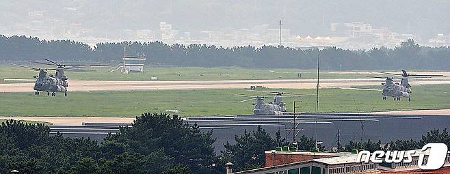 25일 오전 해군이 동해 영토수호훈련을 시작한 가운데 훈련에 참가하는 해병대원들을 태운 육군 대형수송헬기 치누크(CH-47)가 경북 포항공항에서 독도로 이륙하고 있다. 독도방어훈련은 26일까지 실시된다. 2019.8.25/뉴스1 © News1 최창호 기자